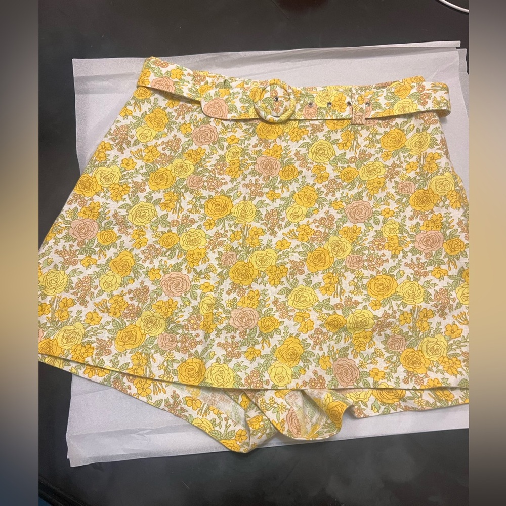 Shorts flower print with belt size 6 size medium.  Used and good condition.